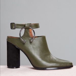 JAGGAR ARMY GREEN AND BLACK MULE BOOTIE 8.5/9